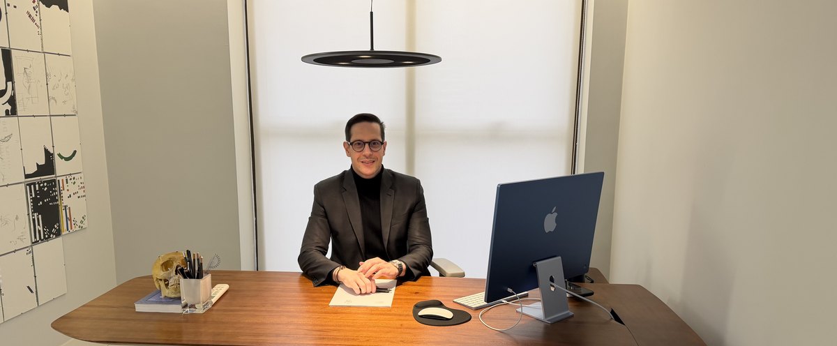 Dr. Alfredo Lara em seu consultório no Itaim Bibi, São Paulo